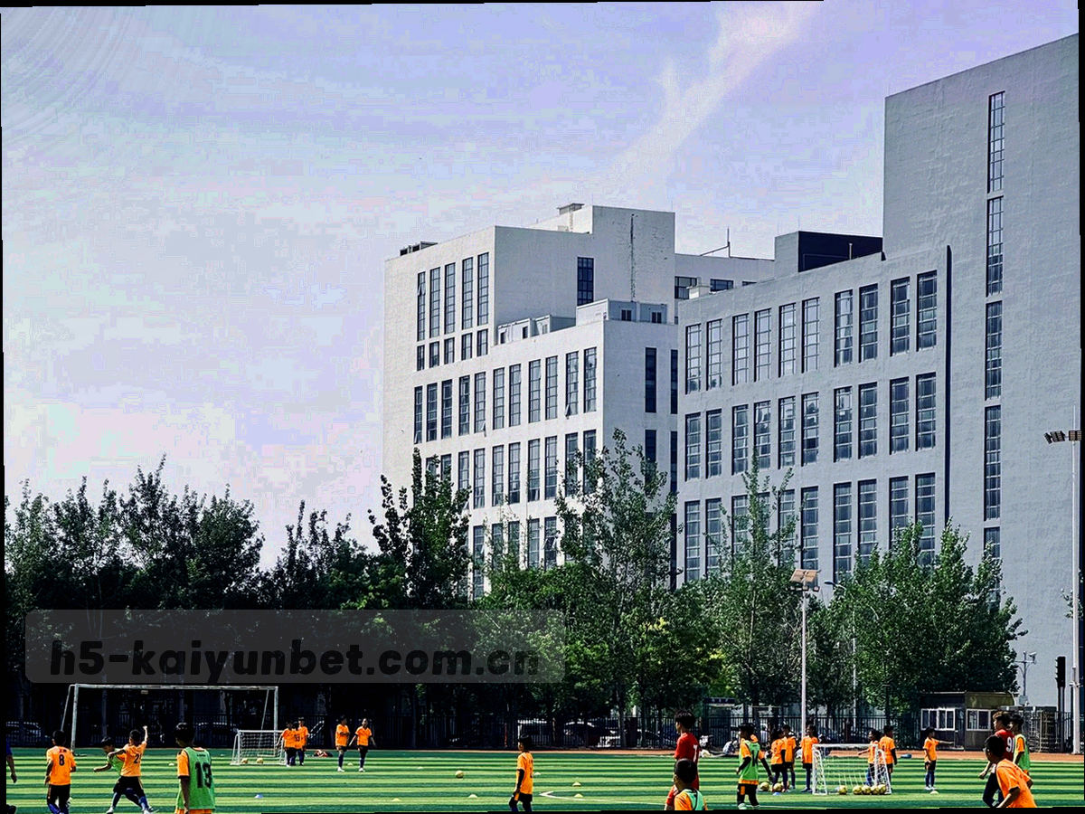 战术板线条、轮次标签与手机战报界面拼贴成一张对阵合集